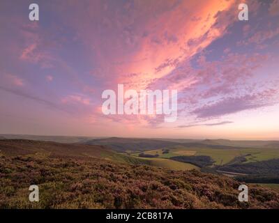 Atemberaubender Sonnenuntergang über Derwent Edge im Peak District Stockfoto