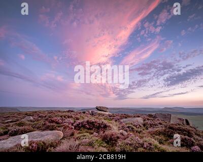 Atemberaubender Sonnenuntergang über Derwent Edge im Peak District Stockfoto