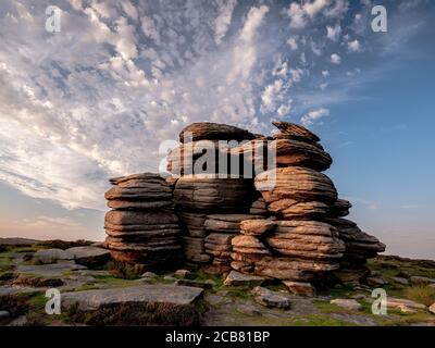 Atemberaubender Sonnenuntergang über Derwent Edge im Peak District Stockfoto