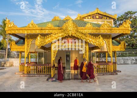 Yangon, Myanmar - 18. Dezember 2017: Mönche im Dhammazedi Stein Inschriftenraum in Shwedagon Pago, Yangon, Myanmar Stockfoto