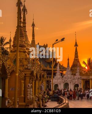 Yangon, Myanmar - 18. Dezember 2017: Sonnenuntergang über der Shwedagon Pagode in Yangon, Myanmar Stockfoto