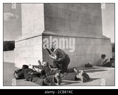 Free French Army Archive WW2 1. Französische Armee Französische Truppen und Maquis-Widerstandskämpfer, bewaffnet mit britischen Waffen, darunter eine Sten-Waffe und ein Bren-Leichtmaschinengewehr, decken während der Schlacht um die Befreiung der Stadt am 21. November 1944 eine große Kreuzung in Belfort, Frankreich, ab. Stockfoto