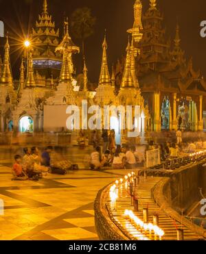 Yangon, Myanmar - 18. Dezember 2017: Langzeitbelichtung von Burmesen, die in der Shwedagon Pagode in Yangon, Myanmar beten Stockfoto