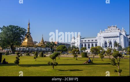 Yangon, Myanmar - 18. Dezember 2017: Mahabandula Park, neben der Sule Pagode und dem Rathaus im Zentrum von Yangon, Myanmar Stockfoto