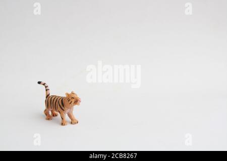 Nahaufnahme einer Tigerspielzeug-Miniatur auf weißem Hintergrund Mit Kopierbereich Stockfoto