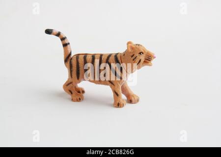 Nahaufnahme eines kleinen Spielzeug-Tigers isoliert auf einem Weißer Hintergrund Stockfoto