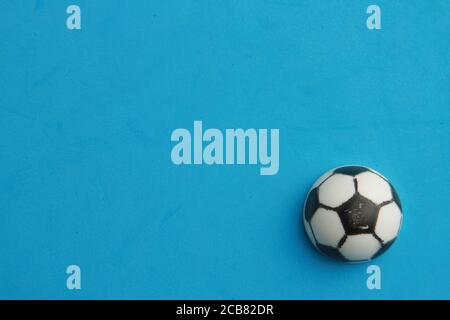 Nahaufnahme eines kleinen Spielzeugballs isoliert auf einem Blauer Hintergrund Stockfoto