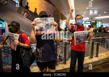 Hongkong, China. August 2020. Demonstranten halten Kopien von Apple Daily während eines Flashmob in Langham Place. Kredit: Marc R. Fernandes/ Alamy Live Nachrichten Stockfoto