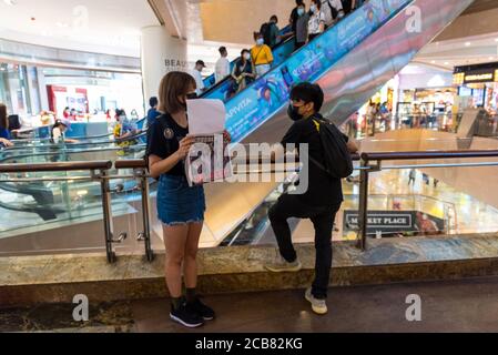 Hongkong, China. August 2020. Demonstranten halten eine Kopie von Apple Daily und ein leeres Blatt Papier während eines Flashmob in Langham Place. Kredit: Marc R. Fernandes/ Alamy Live Nachrichten Stockfoto