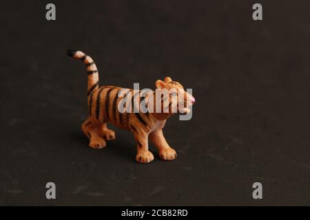 Nahaufnahme eines Tiger Gummispielzeugs isoliert auf einem Schwarzer Hintergrund Stockfoto
