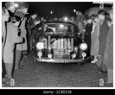 1959 Rallye Monte Carlo Hans Tak in einem Mercedes 220S Limousine S&W bei Nacht Rallye von Paul Coltelloni gewonnen In einem Citroen DS 19 Stockfoto