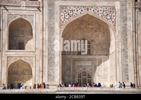 Touristen vor dem Taj Mahal, Agra, Uttar Pradesh, Indien Stockfoto