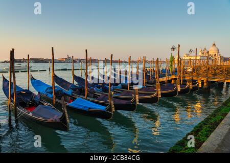 Gondeln bei Sonnenaufgang in der Nähe des Markusplatzes, Venedig, Venetien, Italien Stockfoto