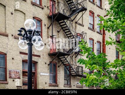 Notausflucht auf einem historischen Backsteinlagergebäude, dem Exchange District, Winnipeg, Manitoba, Kanada. Stockfoto