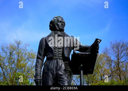 Bronzestatue des Komponisten Felix Mendelssohn Bartholdy, musikalischer Leiter von Düsseldorf von 1833 - 1835. Lage: In der Nähe des Opernhauses. Stockfoto