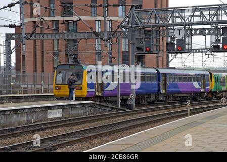 Ein Eisenbahnfreund fotografiert einen Northern Trains 142 Klasse Pacer Diesel-Mehreinheitzug am Bahnhof Leeds Stockfoto