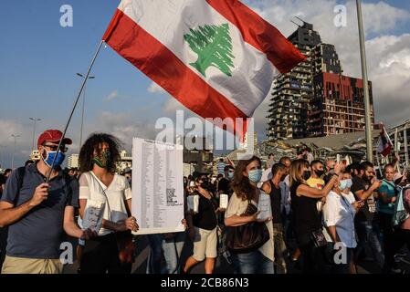 Beirut, Libanon, 11. August 2020. Menschen versammelten sich auf der Charles Helou Autobahn, gegenüber dem Ort der Hafenexplosion in Beirut, um den Opfern der Katastrophe zu gedenken und die politische Elite anzuprangern, die sie beschuldigen. Elizabeth Fitt Kredit: Elizabeth Fitt/Alamy Live News Stockfoto