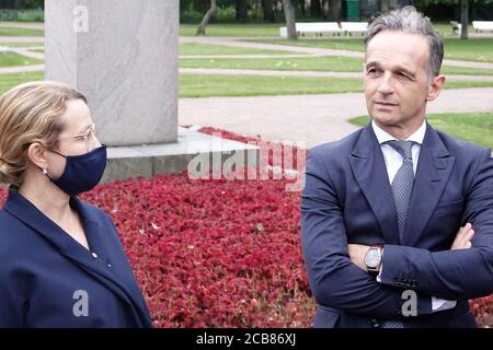 St. Petersburg, Russland. August 2020. Heiko Maas, Außenminister Deutschlands, (r) steht vor einer Statue von Karl Marx. (To dpa: 'Deutschland unterstützt russische Klinik für Kriegsveteranen') Quelle: Michael Fischer/dpa/Alamy Live News Stockfoto