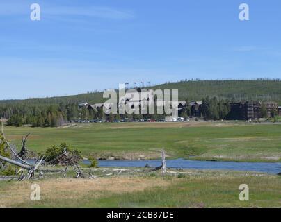 YELLOWSTONE NATIONAL PARK, WYOMING - 8. JUNI 2017: Old Faithful Inn und Firehole River im Upper Geyser Basin Stockfoto