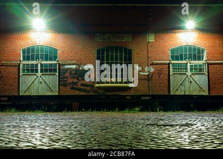 Ein altes Lagerhaus in der Nacht, Tore eines alten Lagerhauses, Verladerampen eines alten Lagerhauses Stockfoto