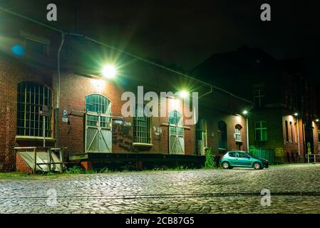 Ein altes Lagerhaus in der Nacht, Tore eines alten Lagerhauses, Verladerampen eines alten Lagerhauses Stockfoto