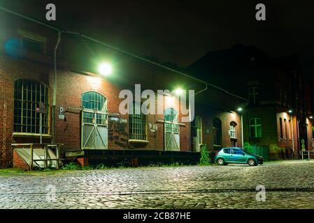 Ein altes Lagerhaus in der Nacht, Tore eines alten Lagerhauses, Verladerampen eines alten Lagerhauses Stockfoto