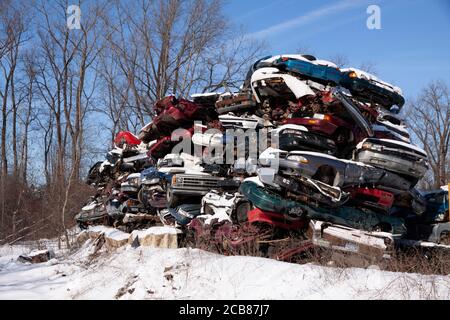 Verdichtete Autos in der Metallrecycling-Anlage, E USA, von Dembinsky Photo Assoc Stockfoto