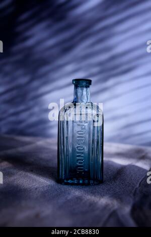 Alte blaue Glasvergiftflasche Stockfoto