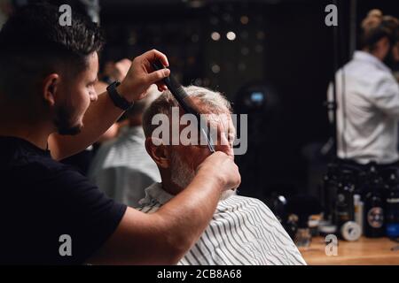 Master zeigt Meisterklasse der Haare schneiden, Training. Nahaufnahme Foto Stockfoto