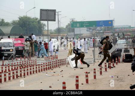 Polizisten verhaften Oppositionsbefürworter der pakistanischen Muslim League-Nawaz (PML-N) während eines Zusammenstoßes bei der Gerichtsverhandlung von Marya Nawaz, der Tochter des ehemaligen pakistanischen Premierministers Nawaz Sharif in Lahore. PML-N Arbeiter und Polizei am 11. August 2020 vor einem Büro des National Accountability Bureau (NAB) in Lahore, Pakistan, wo Parteiführerin Maryam Nawaz angekommen war, um ihre Erklärung in einem Fall im Zusammenhang mit dem "illegalen" Landkauf in Raiwind aufzuzeichnen, berichten lokale Medien. (Foto von Rana Sajid Hussain/Pacific Press/Sipa USA) Stockfoto