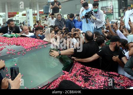 Polizisten verhaften Oppositionsbefürworter der pakistanischen Muslim League-Nawaz (PML-N) während eines Zusammenstoßes bei der Gerichtsverhandlung von Marya Nawaz, der Tochter des ehemaligen pakistanischen Premierministers Nawaz Sharif in Lahore. PML-N Arbeiter und Polizei am 11. August 2020 vor einem Büro des National Accountability Bureau (NAB) in Lahore, Pakistan, wo Parteiführerin Maryam Nawaz angekommen war, um ihre Erklärung in einem Fall im Zusammenhang mit dem "illegalen" Landkauf in Raiwind aufzuzeichnen, berichten lokale Medien. (Foto von Rana Sajid Hussain/Pacific Press/Sipa USA) Stockfoto