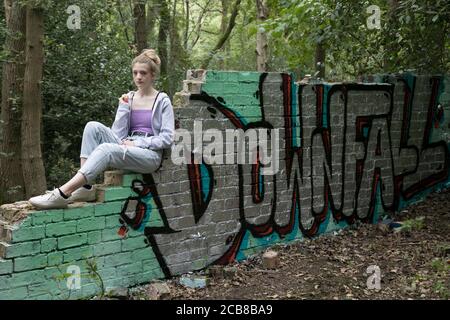 Ziemlich blonde kaukasischen Teenager in Street Clothes in verkommen Stadt Stockfoto