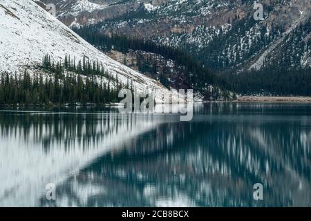 Frischer Schnee auf Bow Mountain spiegelt sich in Bow Lake, Banff National Park, Alberta, Kanada Stockfoto