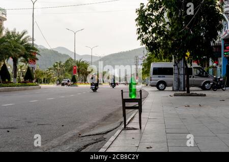 Benzin oder Benzin zum Verkauf auf der Straße in wiederverwendeter Plastikflasche. Plastikflasche mit Benzin Aufenthalt auf dem Hocker auf dem Bürgersteig in der Nähe des Ladens. Stockfoto