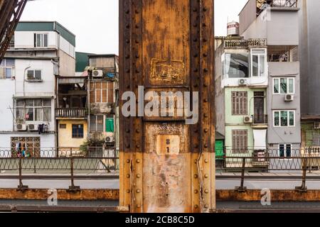 Lange Bien-Brücke, Vietnam - 2020: Ein kleines Schild mit Namen der Architekten Daydé & Pillé von Paris. Stockfoto