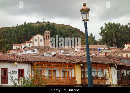 CUSCO, PERU - 16. Nov 2019: Cusco, Peru : Säulenhallen und alte Gebäude mit Blick auf die Straße, in der Innenstadt Stockfoto