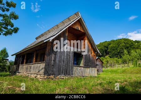 Traditionelles altes Holzhaus in Moisei Dorf, Maramures, Rumänien. Stockfoto