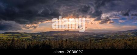 Sonnenaufgang und Sonnenuntergang über der Stadt Liberec, Tschechische republik. Über Jested. Blick aus der Sicht Cisarsky kamen. Das beste Foto. Stockfoto