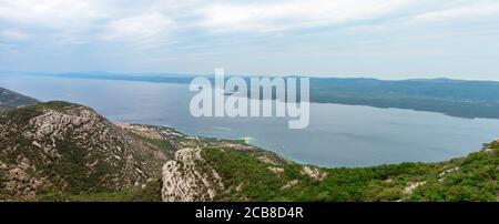 Blick von der Spitze des Vidova gora Berges, dem höchsten Punkt der Insel brac. Berge und die Insel Hvar sichtbar, berühmte Zlatni Rat Strand in Stockfoto