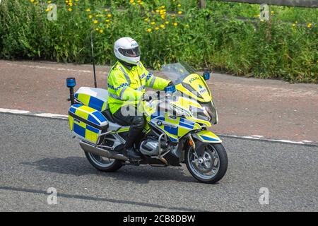 BMW GS British Police Motorradfahrer; zweirädrigen Transport, BMW Motorräder, Fahrzeug, Straßen, Motorräder, Motorrad Fahrer motoring in Chorley, Großbritannien Stockfoto