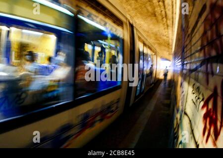 Straßenbahn in Perrache Tunnel, Lyon, Region Auvergne Rhone-Alpen, Frankreich Stockfoto