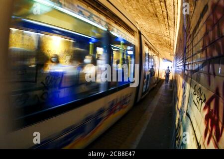 Straßenbahn in Perrache Tunnel, Lyon, Region Auvergne Rhone-Alpen, Frankreich Stockfoto