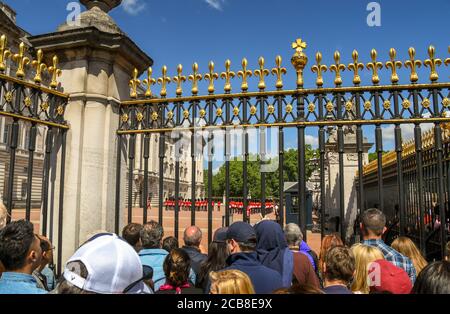 London, England - 2018. Juli: Menschen drängen sich gegen das Geländer des Buckingham Palace, um den Wechsel der Wachzeremonie zu beobachten, die stattfindet Stockfoto