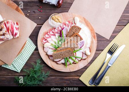 Wodka-Snack. Schweineschmalz und Speck auf einem Holzbrett. Stockfoto