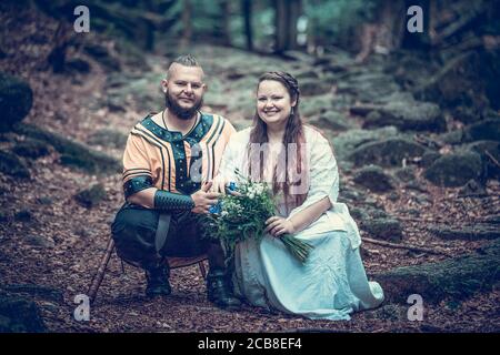 wikingerhochzeit, Paarshooting, keltische Hochzeit, nicht-traditionelle Zeremonie, das beste Foto Stockfoto