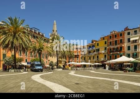 Blick auf den Hauptplatz mit einem Polizeiwagen zum Schutz des italienischen Politikers Matteo Salvini bei einem Besuch der alten Seestadt Lerici, Italien Stockfoto