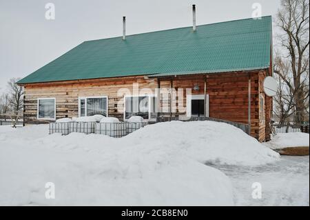 Ein luxuriöses Wohnzimmer, mit komfortabler Einrichtung, in einer modernen Blockhütte in den Bergen. Stockfoto