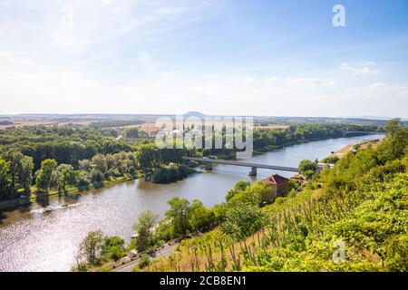 Zusammenfluss von Moldau und Elbe, Blick vom Schloss Melnik, Tschechien Stockfoto