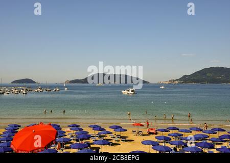 Landschaftlich schöner Blick auf den Golf der Dichter von einem Strand mit den Inseln Tino und Palmaria und dem Vorgebirge von Porto Venere, Lerici, Ligurien, Italien Stockfoto