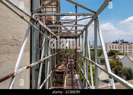 Fußgängerüberführung in der alten Fabrik. Rostiger Metall, gefährlicher Ort. Metallstruktur Stockfoto